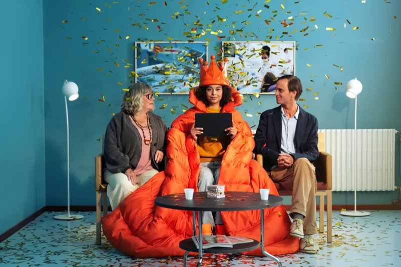 Allente family on the sofa celebrating